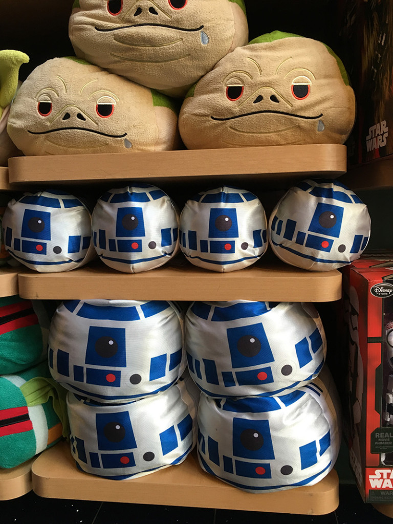 Medium and Large R2-D2 Tsum Tsums